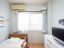 明るい居室の一角