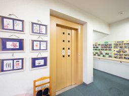 廊下に掲示されたアート作品