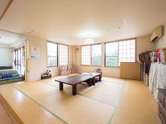 明るく広々とした和室