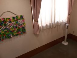 明るい窓辺の居室