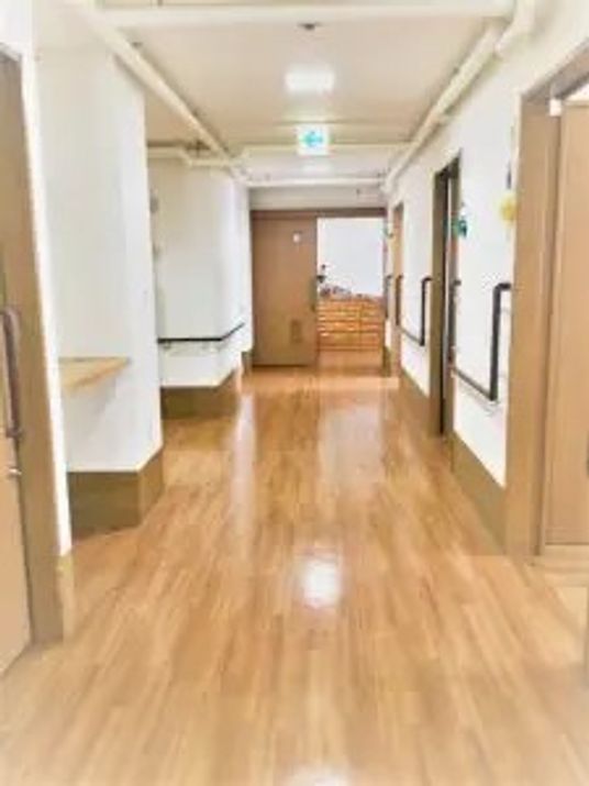 施設の明るい廊下