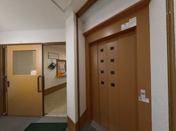 玄関にはエレベーターがある