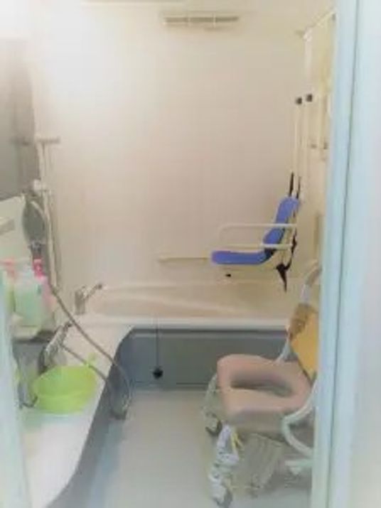 清潔感のある介護用浴室