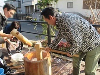 お餅つきのイベント風景