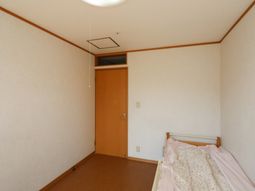 シンプルな居室の一室