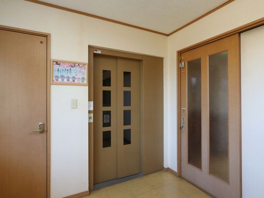 明るい廊下のエレベーター
