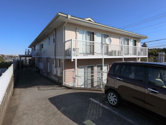 施設の外観と駐車場