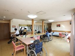 明るい共有ダイニング空間
