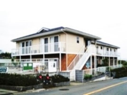 明るい外観の建物