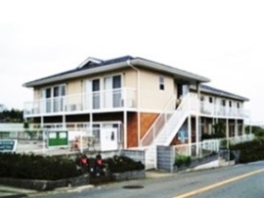 明るい外観の建物