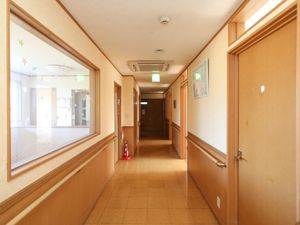 明るい廊下の風景