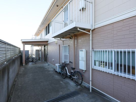 建物外の通路と自転車置場