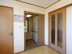廊下とドアが見える空間