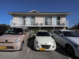建物と駐車場の外観