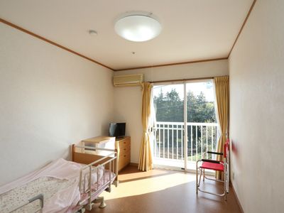 ベッドとテレビのある居室