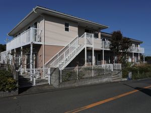 明るい二階建て外観