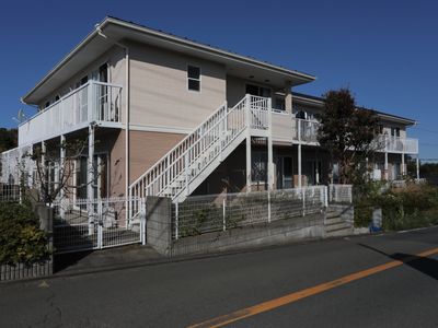 明るい二階建て外観
