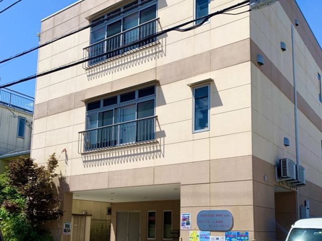 外観の様子 外観 建物の外観は落ち着いた印象です。働く環境として安心感を与えます。