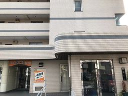 施設の明るいエントランス