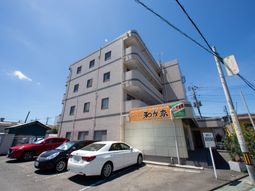 明るい外観の建物エントランス