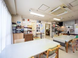 明るい共用ダイニング