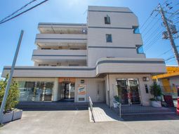 白い外壁の建物外観