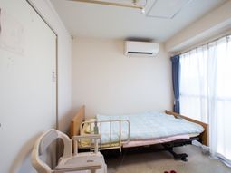 明るい居室の様子