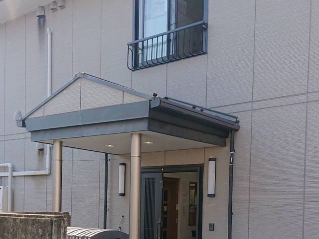 清潔なエントランスの建物 外観 親しみやすい外観のエントランスです。入口はバリアフリー設計で、誰もが安心して出入りできるよう配慮されています。