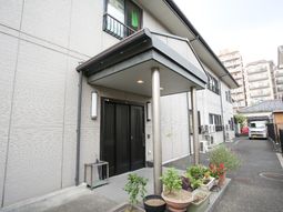 明るい外観の建物エントランス