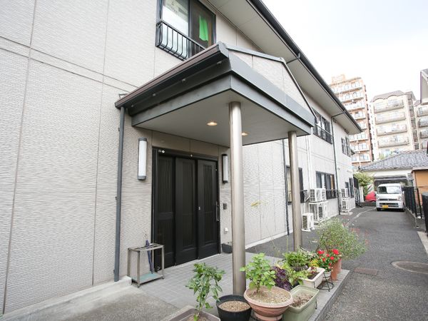 明るい外観の建物エントランス