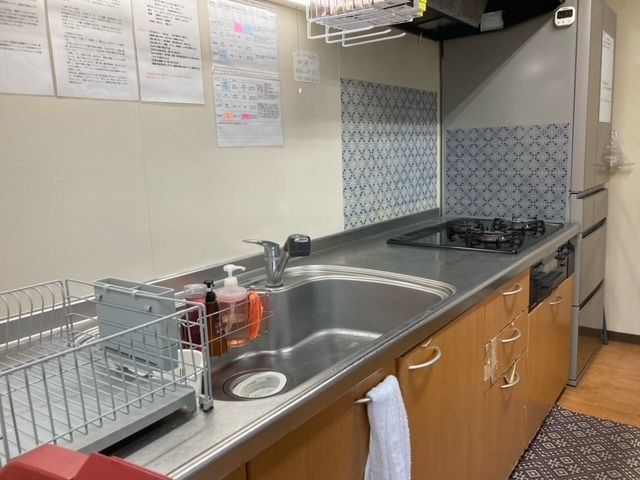 清潔なキッチンの一角 キッチン 利用者の自立を支える環境として整えられたキッチンです。日々の料理作業がしやすいように工夫がされています。