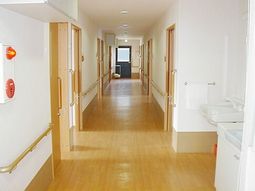 明るい廊下の風景