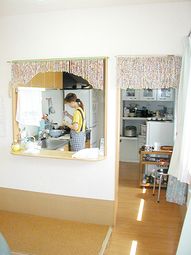 キッチンで作業する人