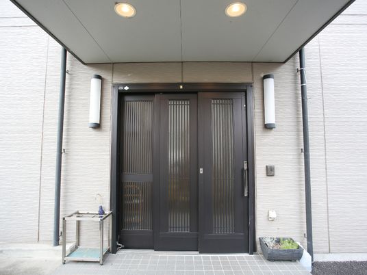 シックな施設のエントランス