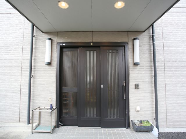 シックな施設のエントランス 玄関 清潔感のあふれるシックなデザインのエントランスです。待ち合わせや出迎えにもゆとりの空間を提供しています。