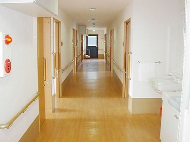 清潔感のある明るい廊下 廊下 ゆったりとした廊下が印象的で、あたたかみのあるカラーリングが空間に落ち着きを与えています。ゆとりを感じさせる設計は働く環境にも配慮されています。