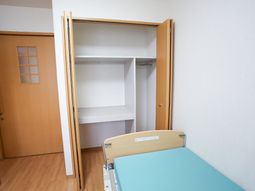 居室のクローゼットとベッド