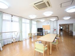 広々とした明るい共有スペース