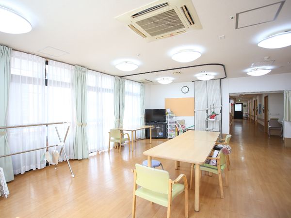 広々とした明るい共有スペース