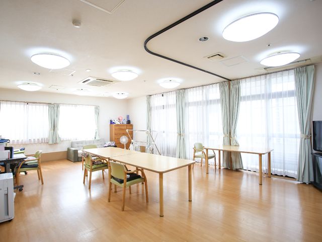 共有ラウンジの明るい空間 共有スペース 安らぎのひとときを過ごせる、ゆったりとした座席のある共有ラウンジです。広々とした明るい雰囲気で、快適にお過ごしいただけます。