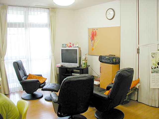 居心地の良いリビング空間 リビング ゆったりとした座り心地の良い椅子で、テレビを視聴したり、おしゃべりを楽しむことができる心温まるスペースです。
