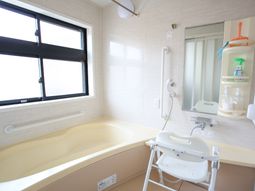 バリアフリーの清潔な浴室