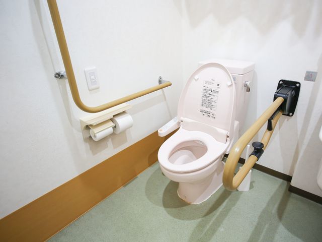 バリアフリートイレ トイレ 手すり付きで安全性に配慮した清潔なトイレです。利用者の自立を支援する環境を整えています。