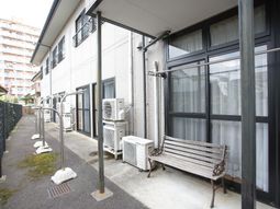 ベンチのある外観部分