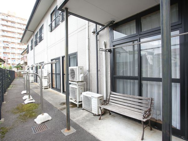 ベンチのある外観部分