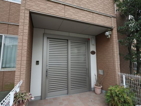 茶色の建物のエントランス