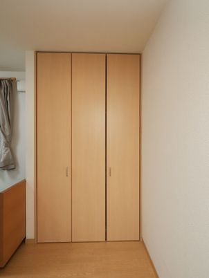 木目調のシンプルなクローゼット