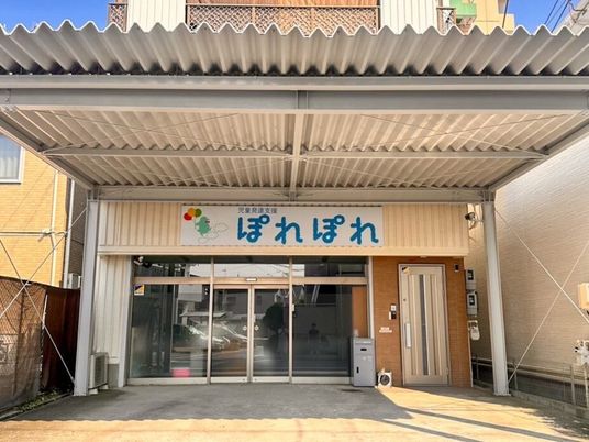 施設の正面外観  