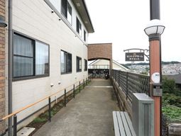 明るい外観の建物エントランス