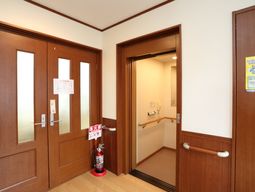 明るい木目の廊下の入口